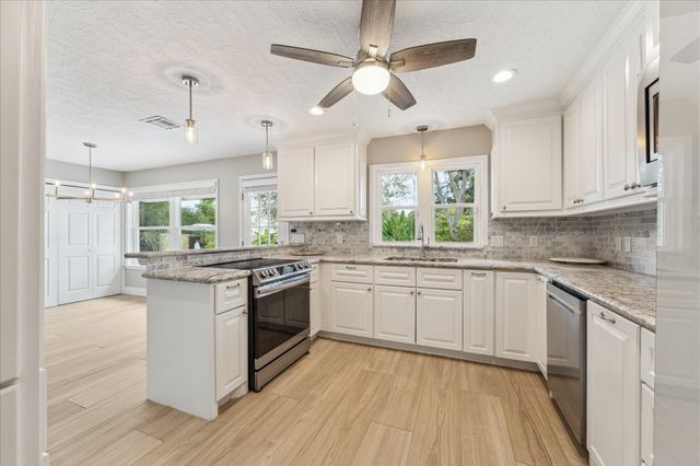 205 W Bayou Drive, Dickinson, TX 77539