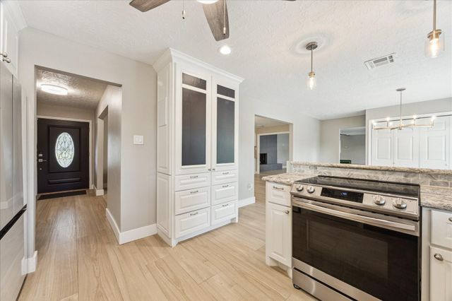 205 W Bayou Drive, Dickinson, TX 77539