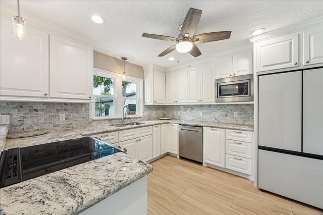 205 W Bayou Drive, Dickinson, TX 77539