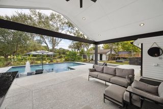 205 W Bayou Drive, Dickinson, TX 77539