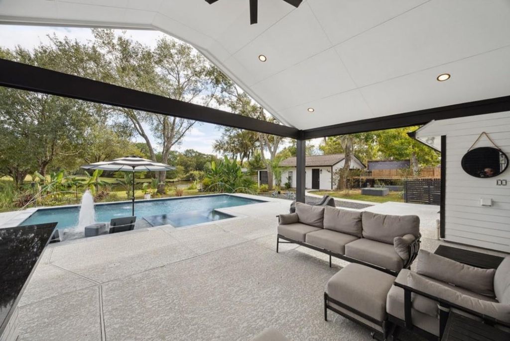 205 W Bayou Drive, Dickinson, TX 77539