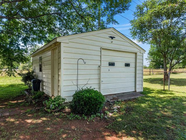 2016 Evergreen Drive, Boiling Springs, SC 29316