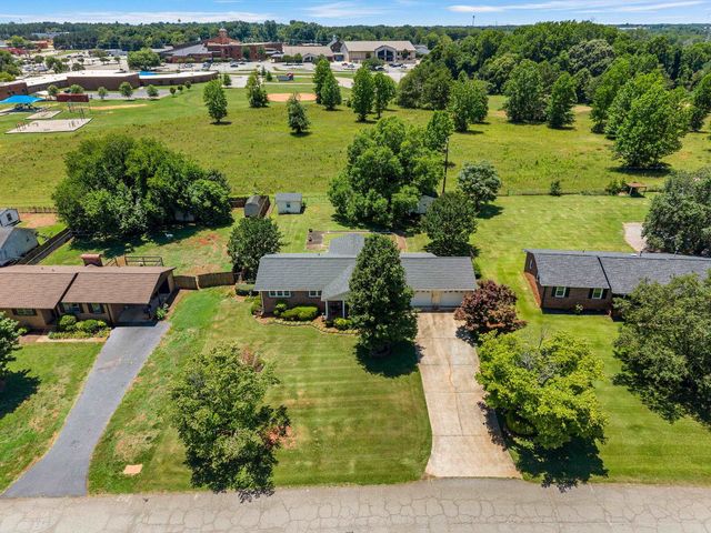 2016 Evergreen Drive, Boiling Springs, SC 29316
