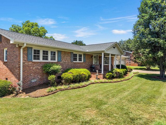 2016 Evergreen Drive, Boiling Springs, SC 29316