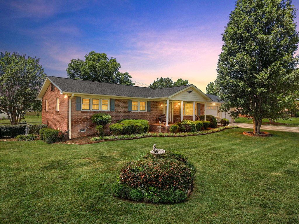 2016 Evergreen Drive, Boiling Springs, SC 29316