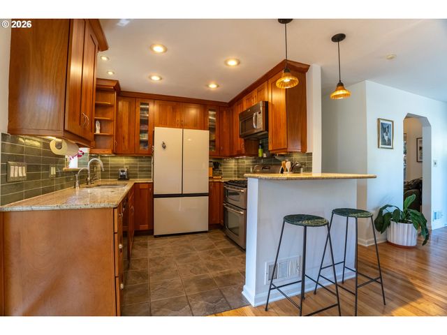 10316 Ne SACRAMENTO St, Portland, OR 97220