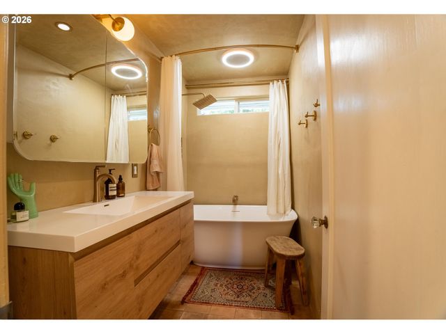 10316 Ne SACRAMENTO St, Portland, OR 97220