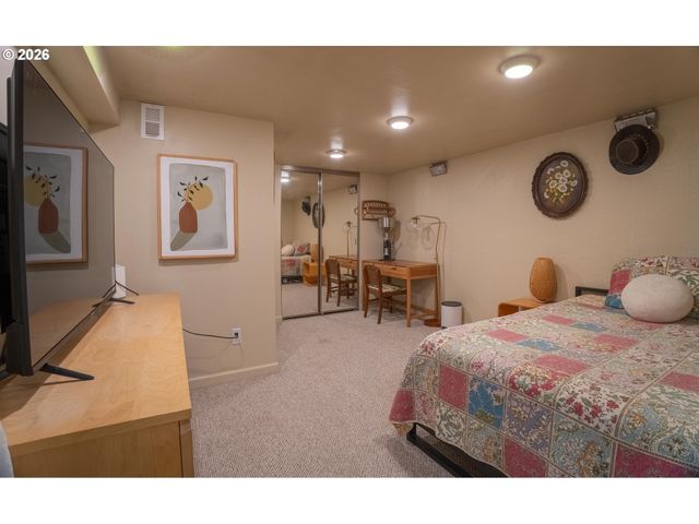 10316 Ne SACRAMENTO St, Portland, OR 97220