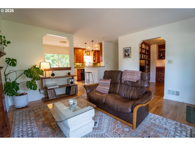 10316 Ne SACRAMENTO St, Portland, OR 97220