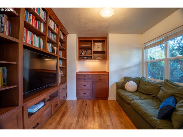 10316 Ne SACRAMENTO St, Portland, OR 97220
