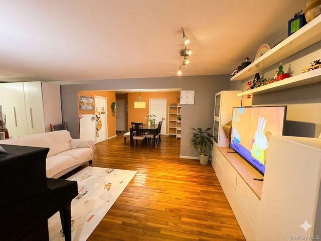 224-24 Union Turnpike 4R, Oakland Gardens, NY 11427