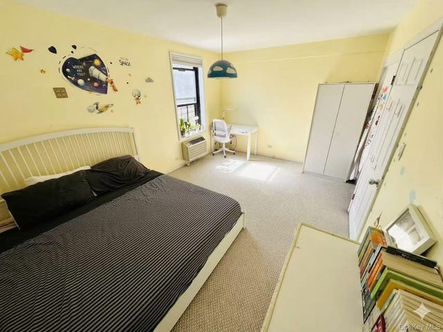 224-24 Union Turnpike 4R, Oakland Gardens, NY 11427