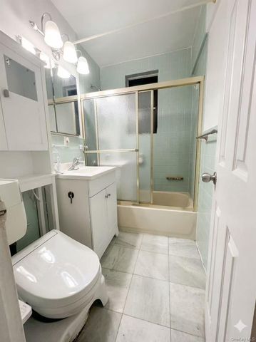 224-24 Union Turnpike 4R, Oakland Gardens, NY 11427