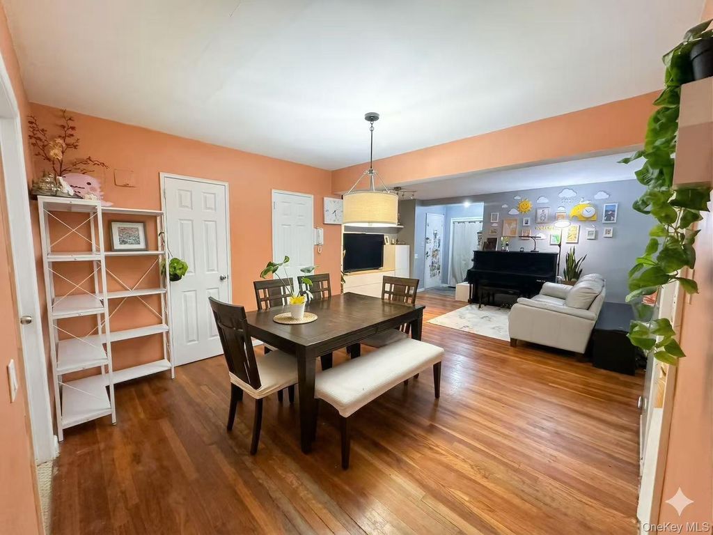 224-24 Union Turnpike 4R, Oakland Gardens, NY 11427