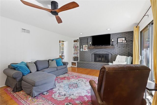 921 Glen Haven Circle, Liberty, MO 64068