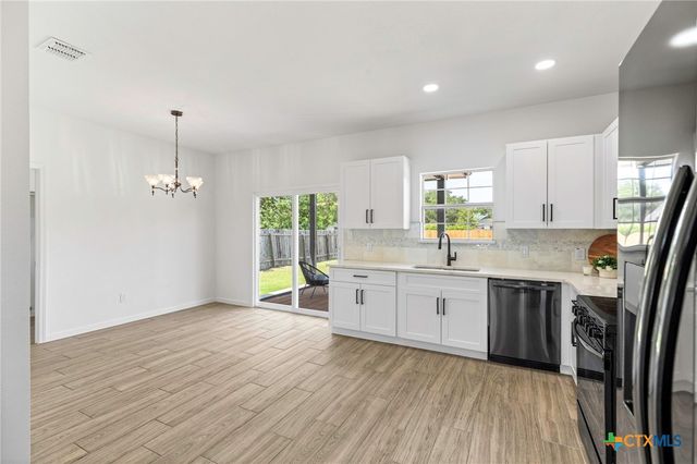 907 Fannin Street, Lockhart, TX 78644