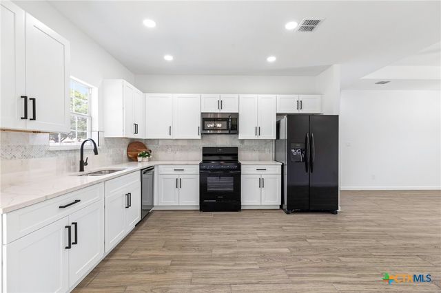 907 Fannin Street, Lockhart, TX 78644