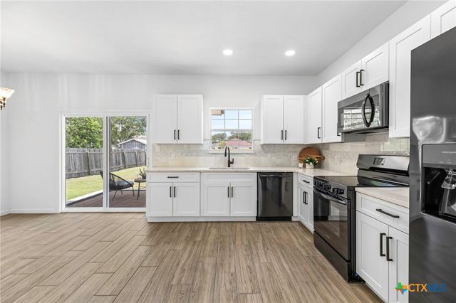907 Fannin Street, Lockhart, TX 78644