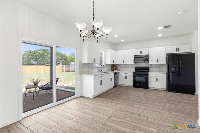 907 Fannin Street, Lockhart, TX 78644