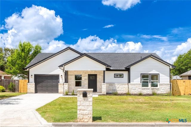 907 Fannin Street, Lockhart, TX 78644