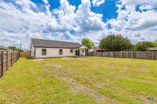 907 Fannin Street, Lockhart, TX 78644