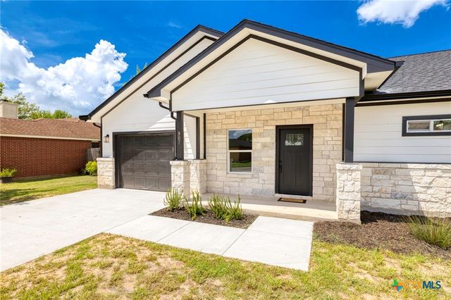 907 Fannin Street, Lockhart, TX 78644