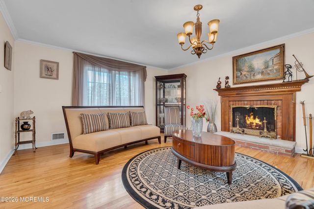 7 Mayflower Drive, Red Bank, NJ 07701