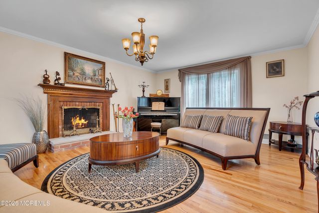 7 Mayflower Drive, Red Bank, NJ 07701