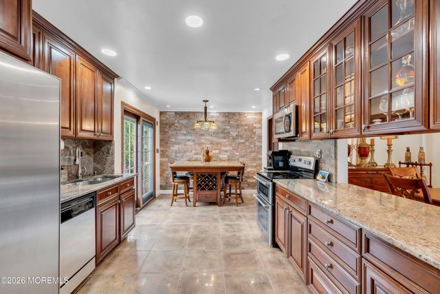 7 Mayflower Drive, Red Bank, NJ 07701