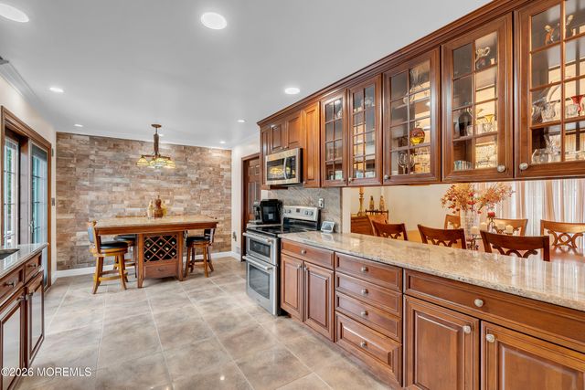 7 Mayflower Drive, Red Bank, NJ 07701