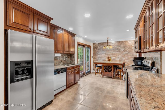7 Mayflower Drive, Red Bank, NJ 07701