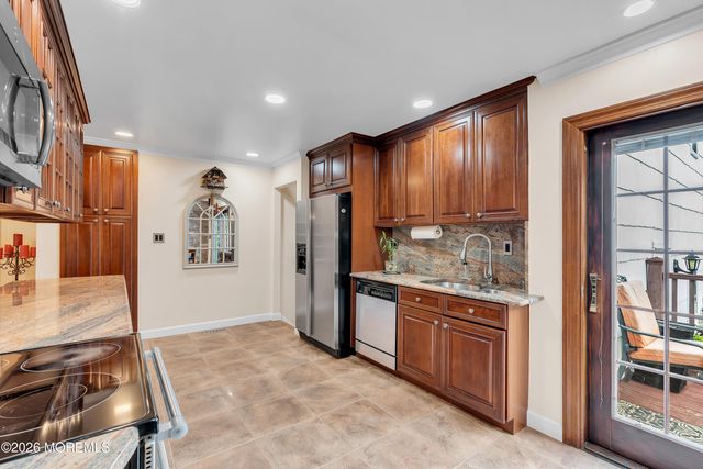 7 Mayflower Drive, Red Bank, NJ 07701