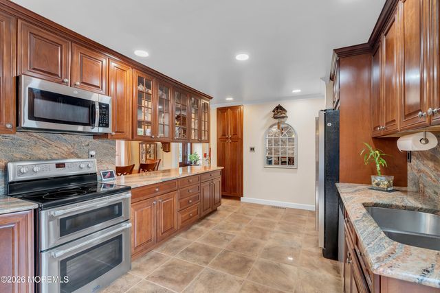 7 Mayflower Drive, Red Bank, NJ 07701