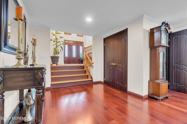 7 Mayflower Drive, Red Bank, NJ 07701