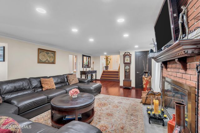 7 Mayflower Drive, Red Bank, NJ 07701