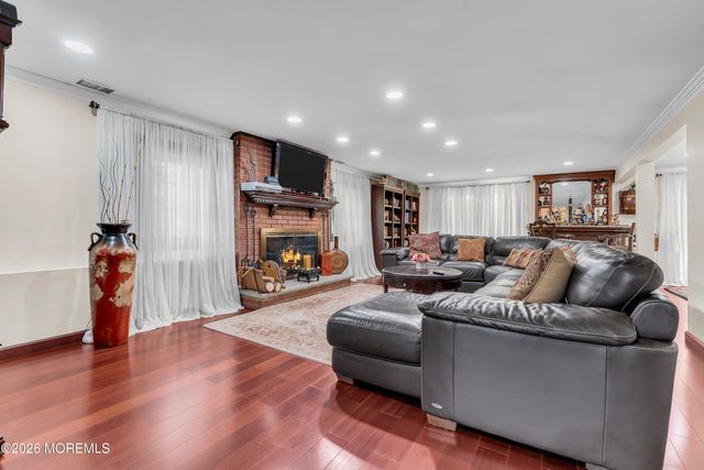 7 Mayflower Drive, Red Bank, NJ 07701