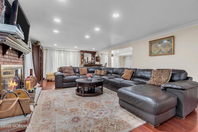 7 Mayflower Drive, Red Bank, NJ 07701