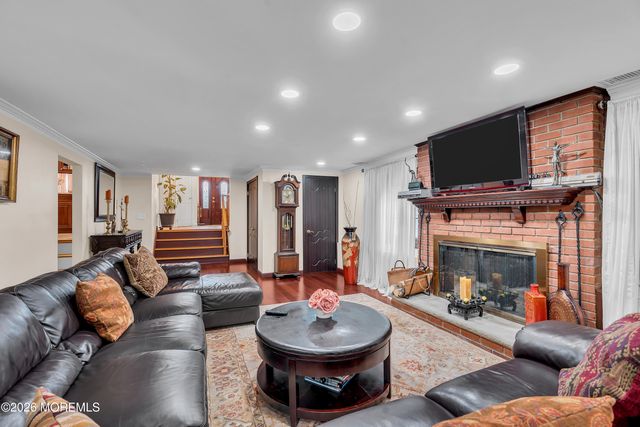 7 Mayflower Drive, Red Bank, NJ 07701