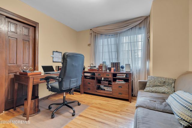 7 Mayflower Drive, Red Bank, NJ 07701