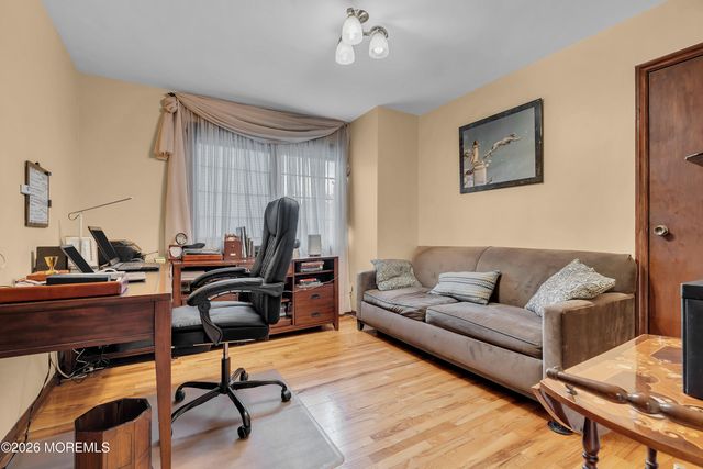 7 Mayflower Drive, Red Bank, NJ 07701