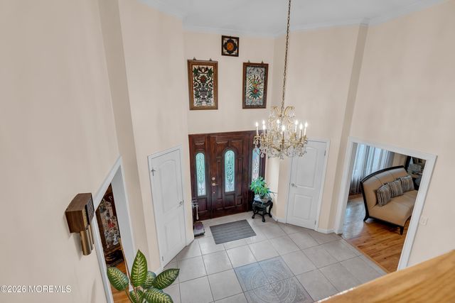 7 Mayflower Drive, Red Bank, NJ 07701