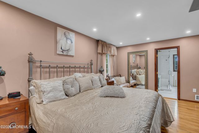 7 Mayflower Drive, Red Bank, NJ 07701