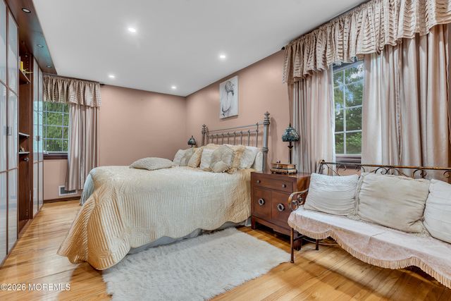 7 Mayflower Drive, Red Bank, NJ 07701
