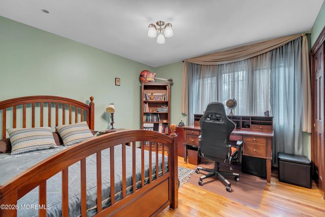 7 Mayflower Drive, Red Bank, NJ 07701