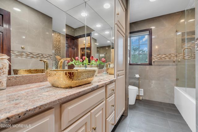 7 Mayflower Drive, Red Bank, NJ 07701