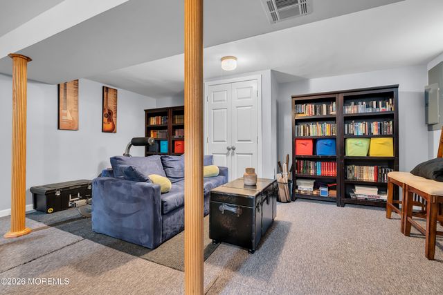 7 Mayflower Drive, Red Bank, NJ 07701