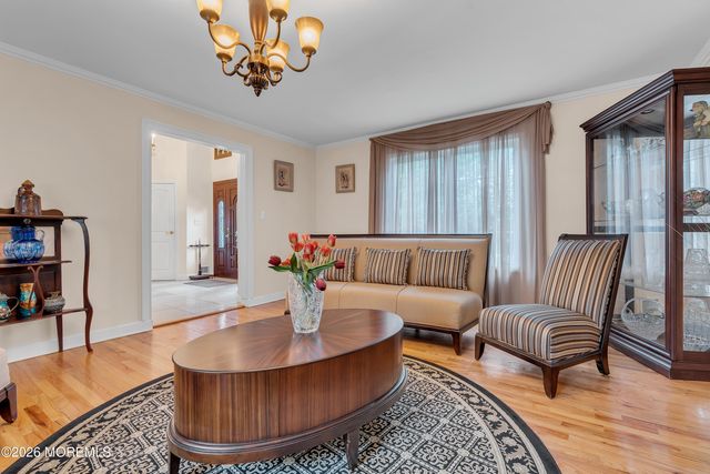 7 Mayflower Drive, Red Bank, NJ 07701