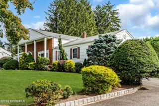 7 Mayflower Drive, Red Bank, NJ 07701