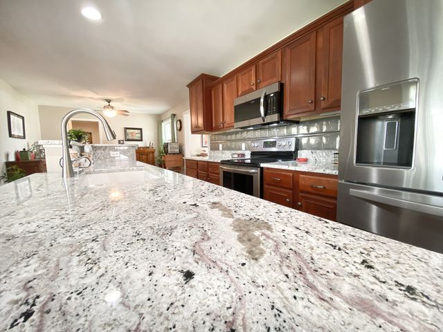 577 Maple Springs Rd, Manchester, TN 37355