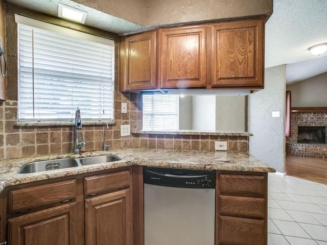 904 Vicksburg Lane, Burleson, TX 76028
